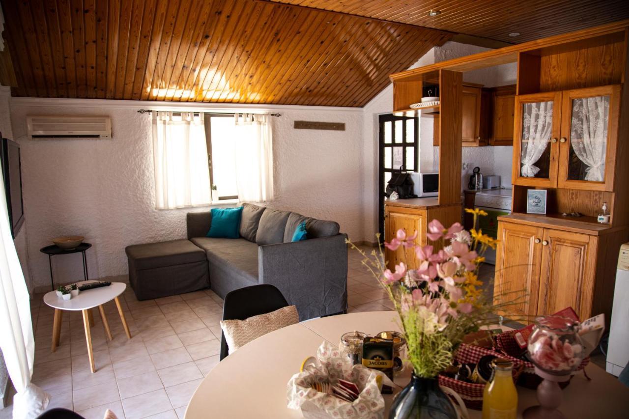 Rose'S Place Artemida  Bagian luar foto
